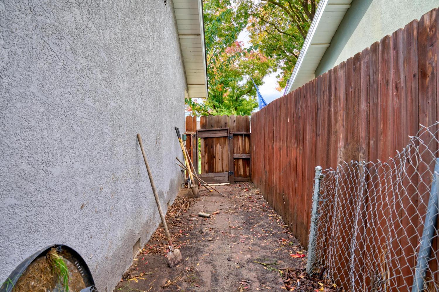 1953 Debonaire Dr, Modesto, CA 95350