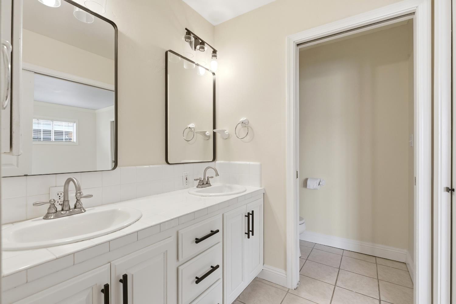 2490 Zinfandel Ln, Turlock, CA 95380