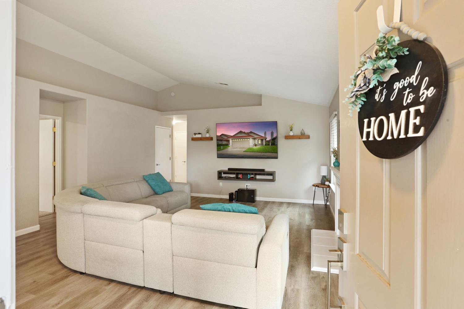 1084 La Mesa St, Escalon, CA 95320