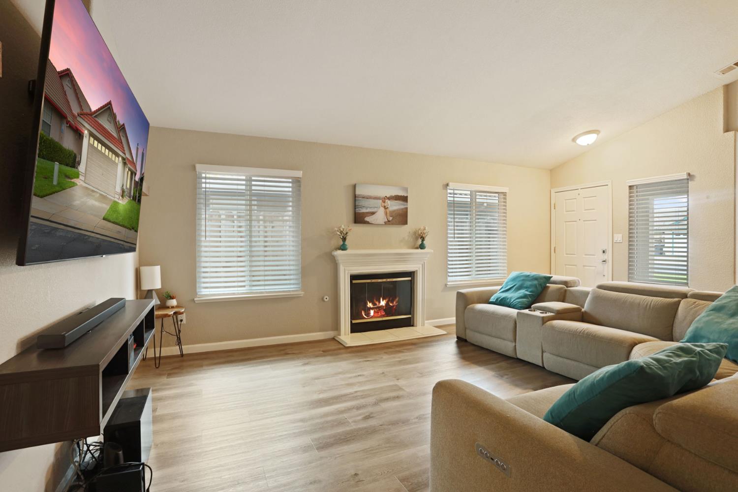 1084 La Mesa St, Escalon, CA 95320