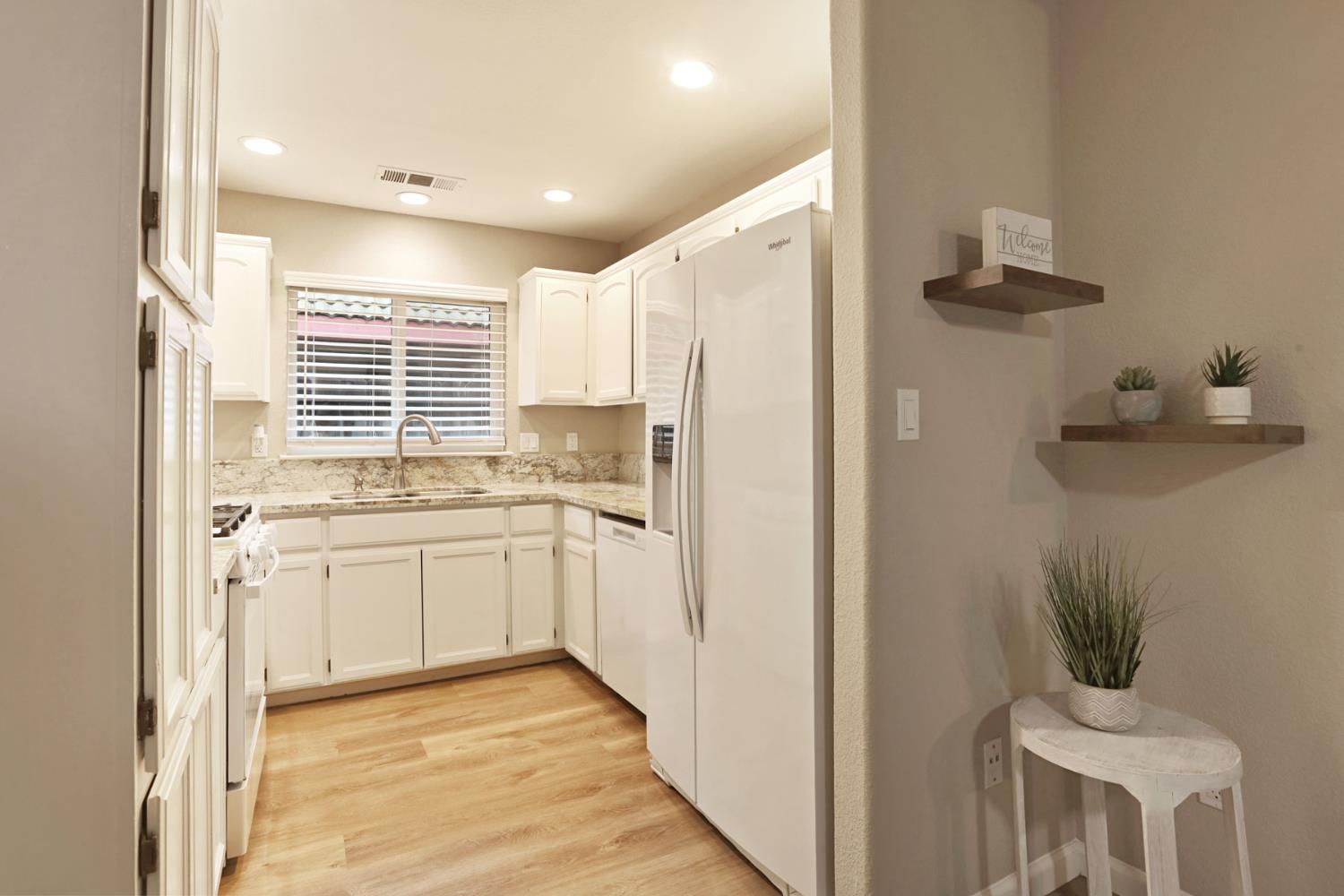 1084 La Mesa St, Escalon, CA 95320