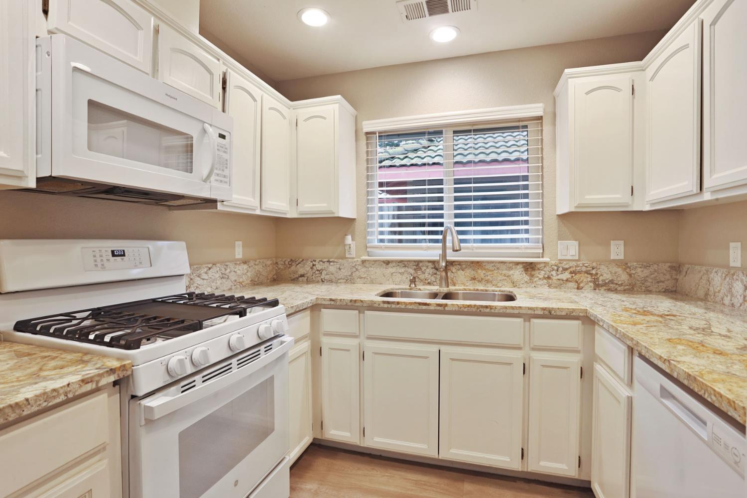 1084 La Mesa St, Escalon, CA 95320