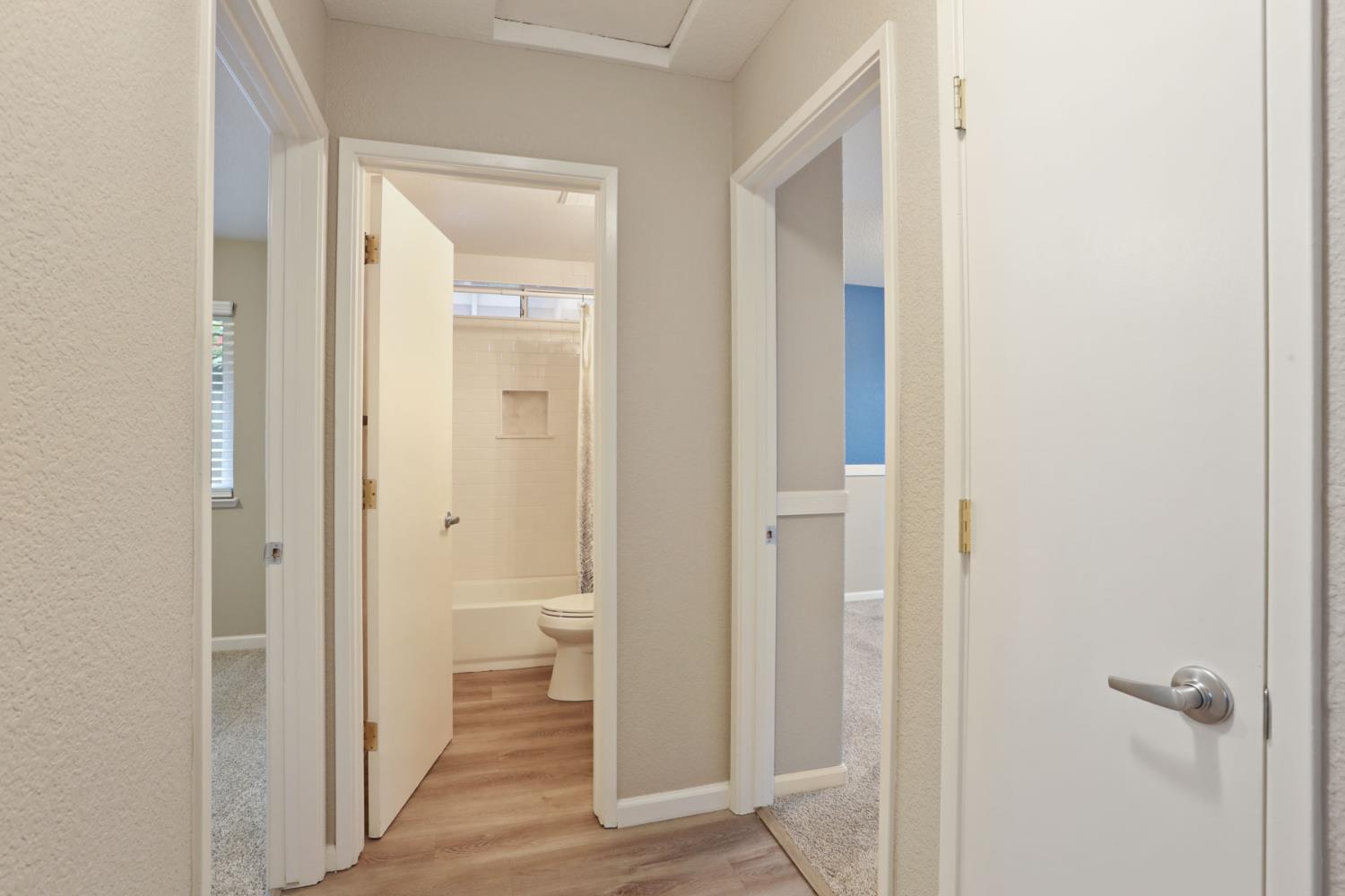 1084 La Mesa St, Escalon, CA 95320