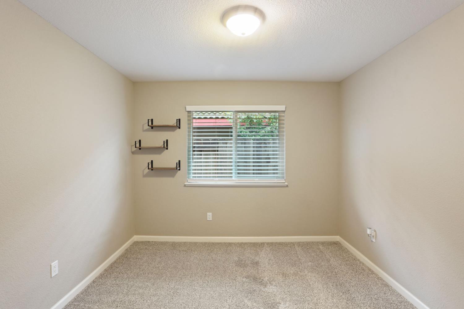 1084 La Mesa St, Escalon, CA 95320