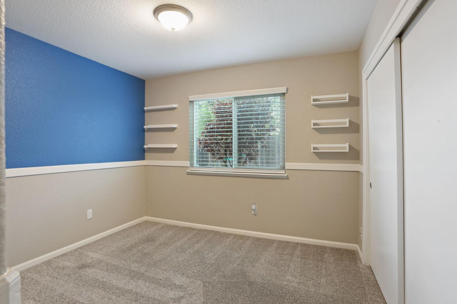 1084 La Mesa St, Escalon, CA 95320