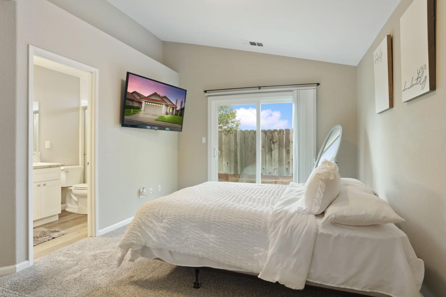 1084 La Mesa St, Escalon, CA 95320