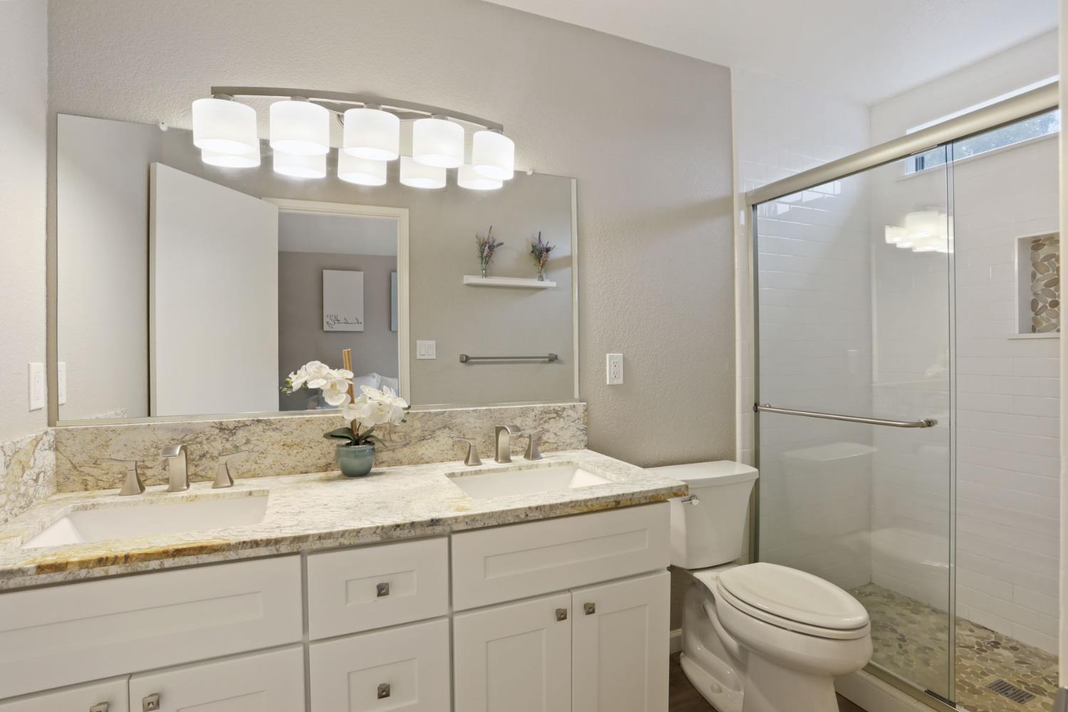 1084 La Mesa St, Escalon, CA 95320