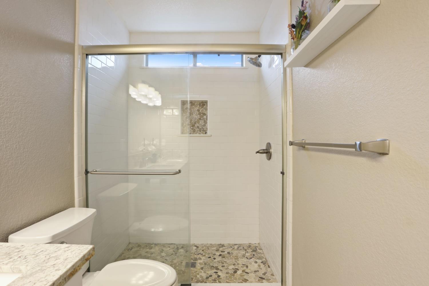 1084 La Mesa St, Escalon, CA 95320