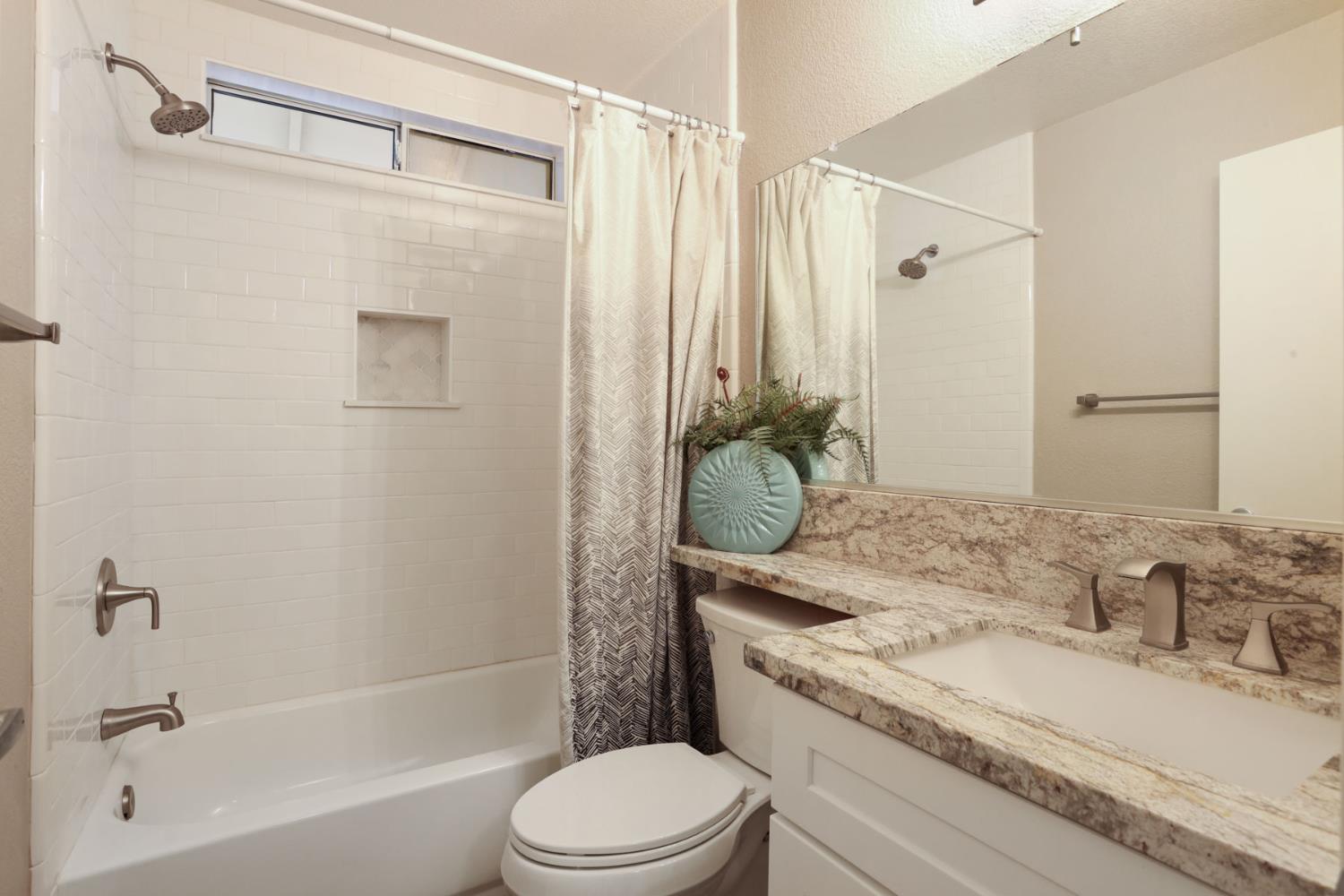 1084 La Mesa St, Escalon, CA 95320