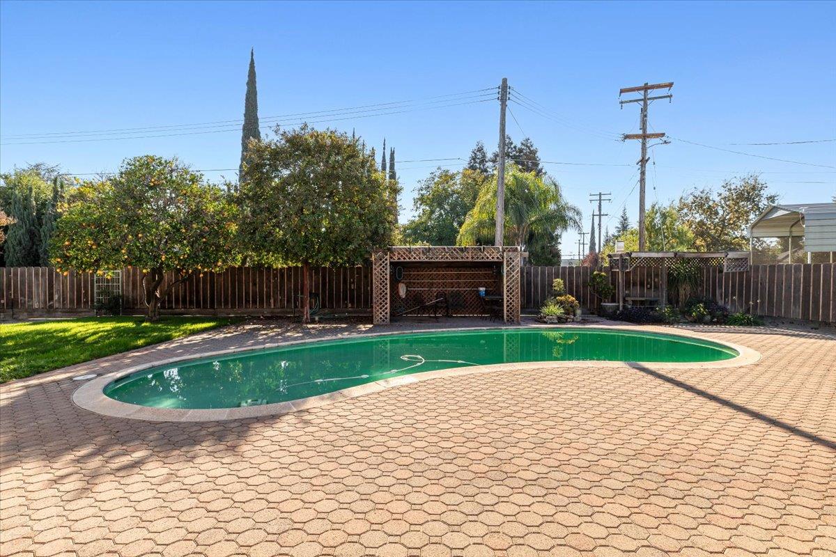 1410 Hillview Dr, Modesto, CA 95351