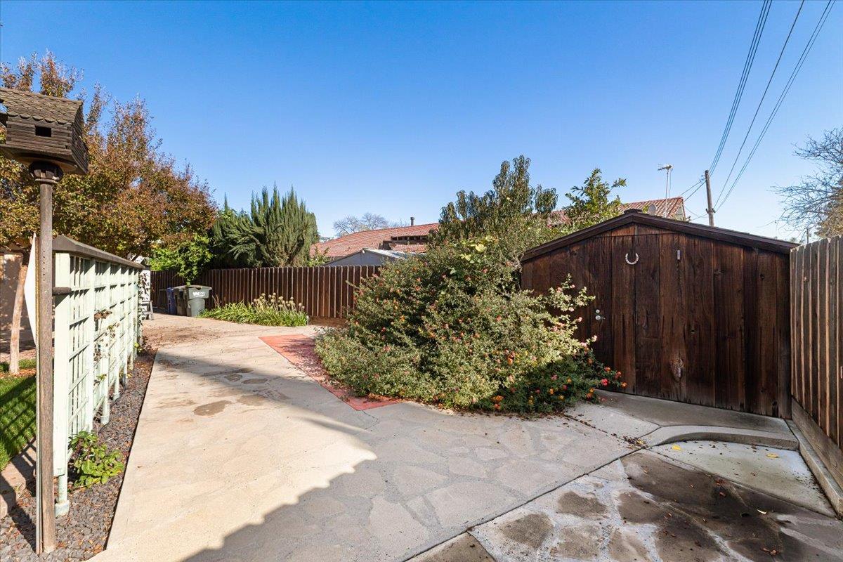 1410 Hillview Dr, Modesto, CA 95351