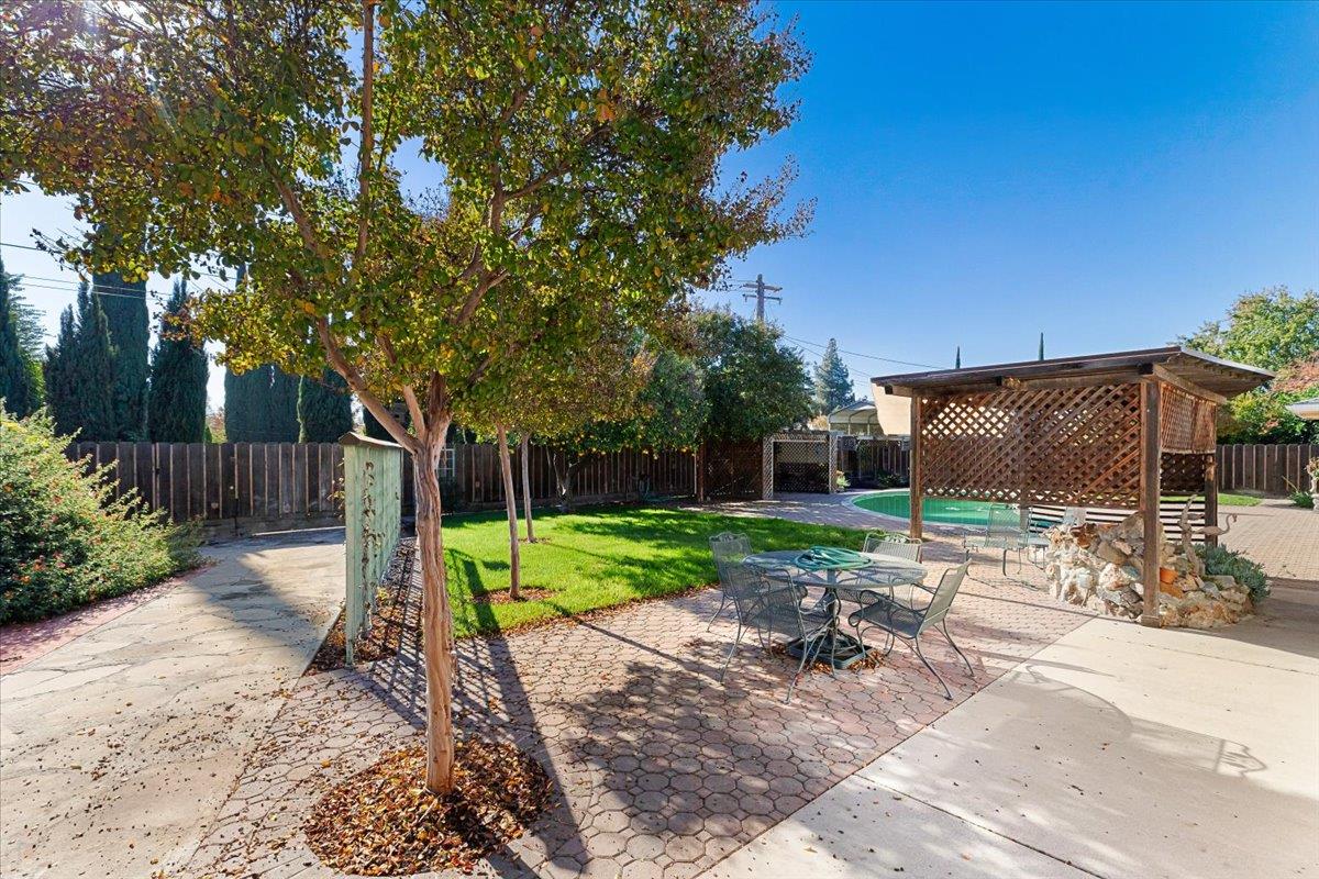 1410 Hillview Dr, Modesto, CA 95351