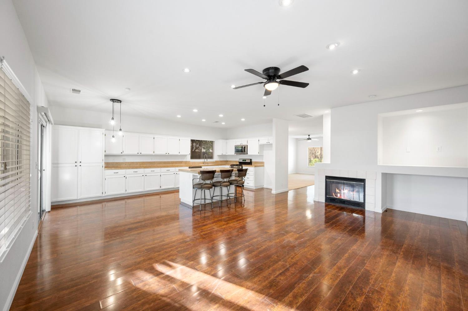 2526 River Cove Dr, Riverbank, CA 95367