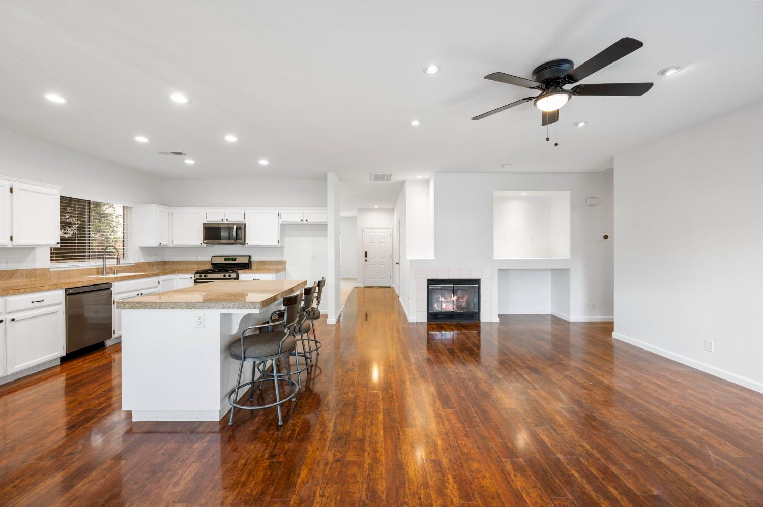 2526 River Cove Dr, Riverbank, CA 95367