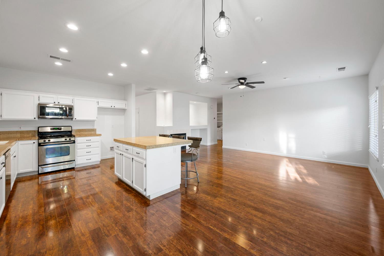 2526 River Cove Dr, Riverbank, CA 95367