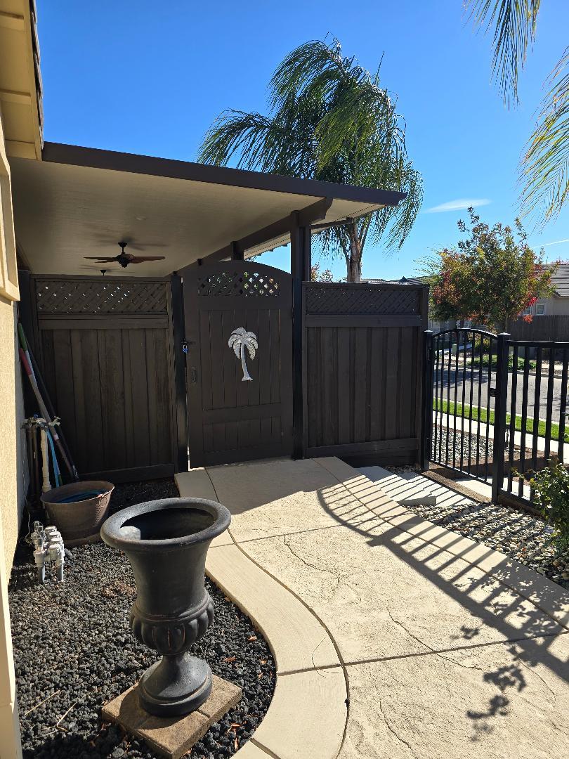 1613 Dolomite Ct, Los Banos, CA 93635