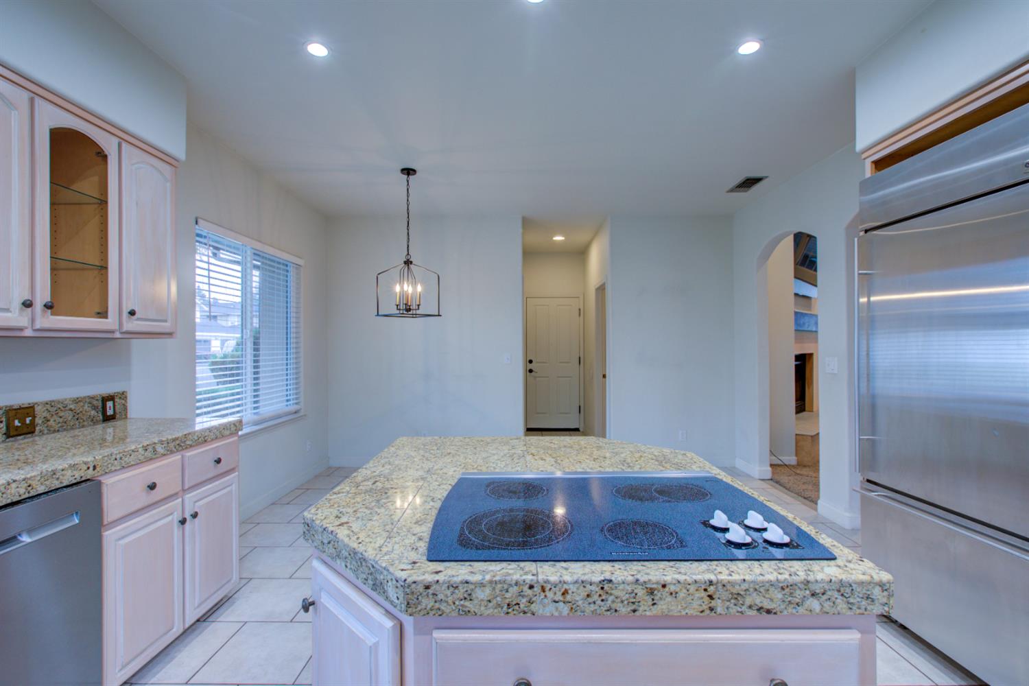 2250 Castleview Dr, Turlock, CA 95382