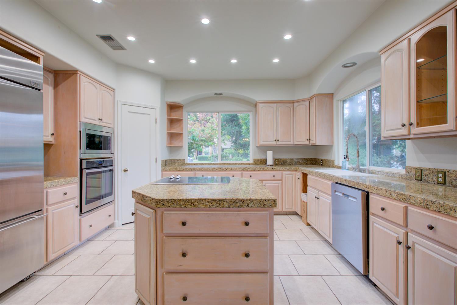 2250 Castleview Dr, Turlock, CA 95382