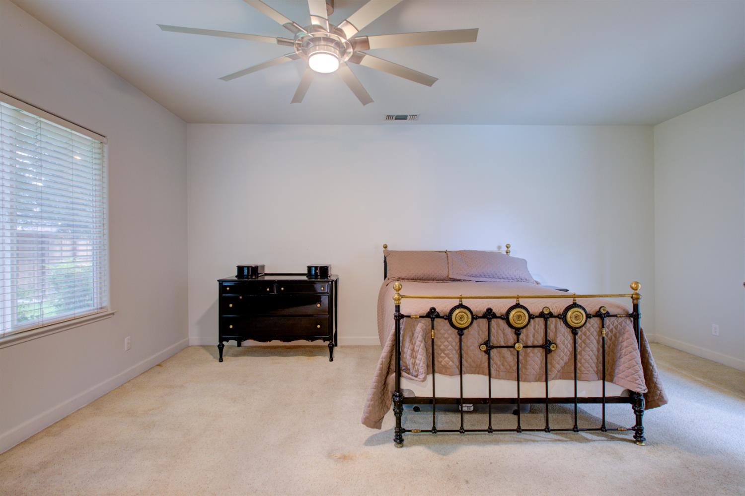 2250 Castleview Dr, Turlock, CA 95382