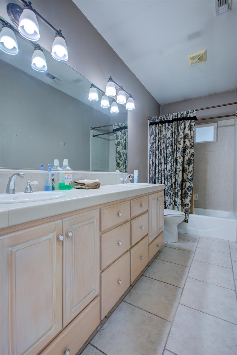 2250 Castleview Dr, Turlock, CA 95382