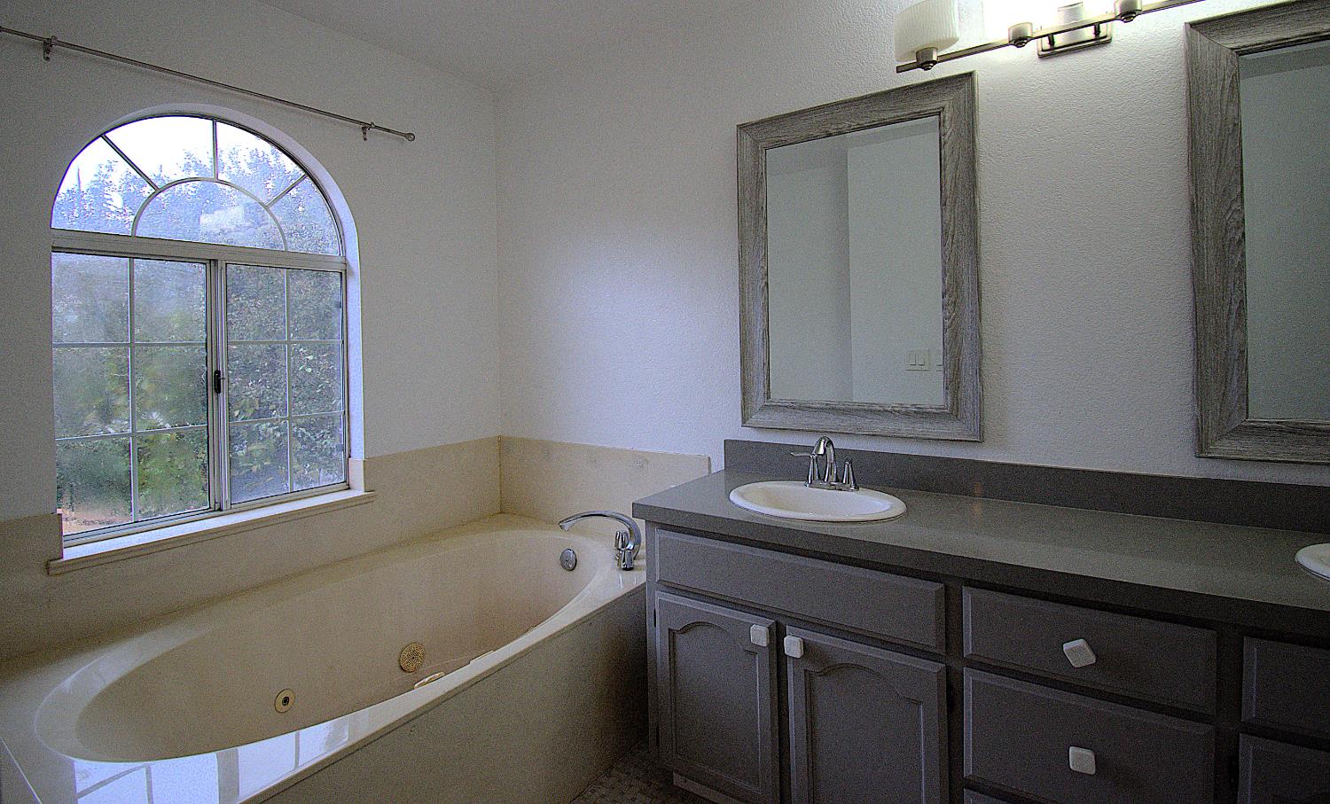 1500 Scenic Dr #12, Modesto, CA 95355