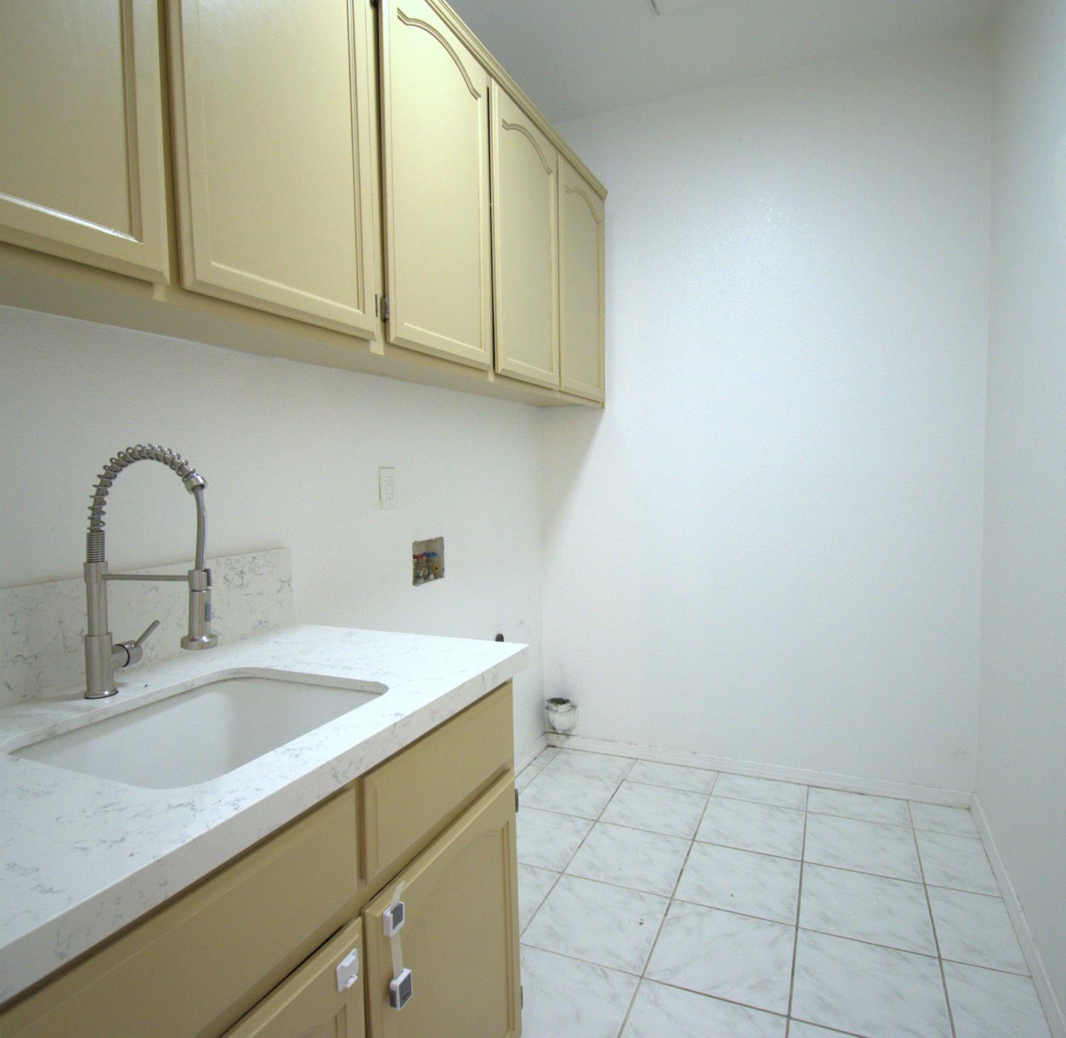 1500 Scenic Dr #12, Modesto, CA 95355