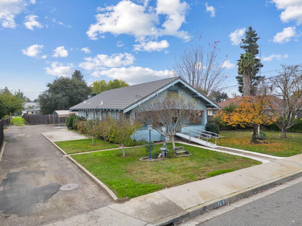 1223 Poplar St, Oakdale, CA 95361