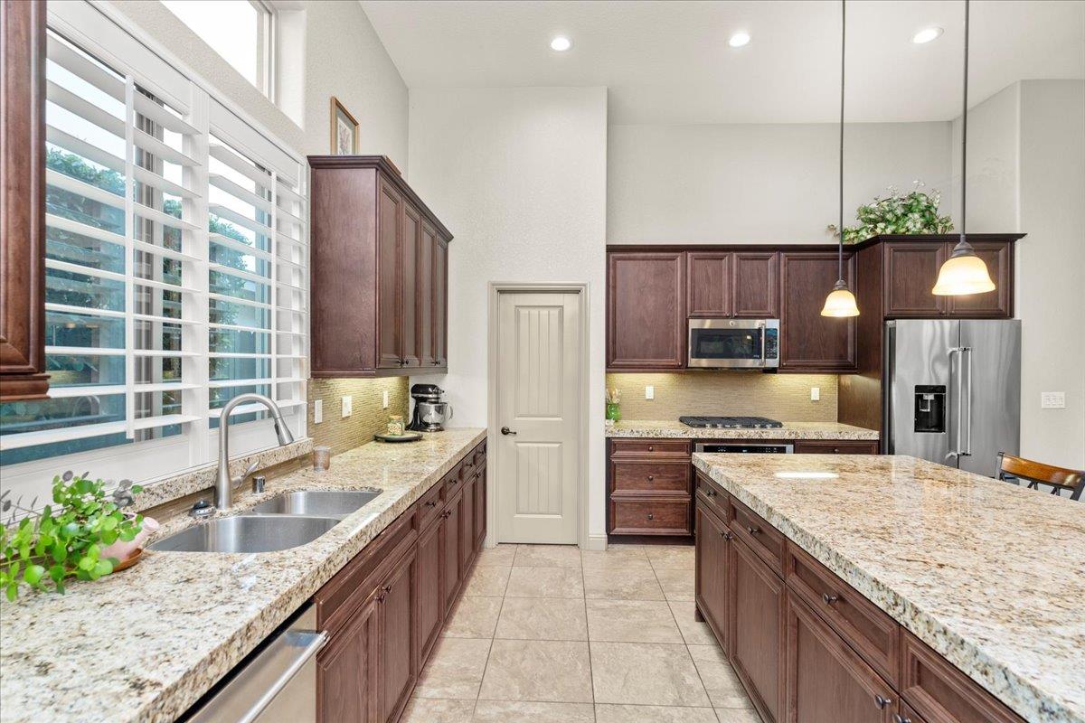 921 Hackberry Ave, Modesto, CA 95350