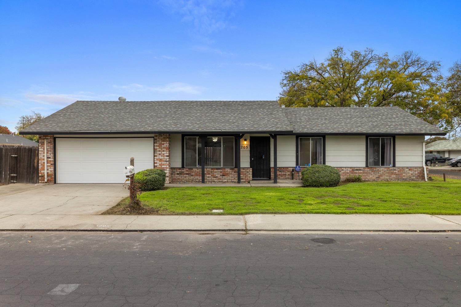 1205 Kara Ln, Modesto, CA 95355