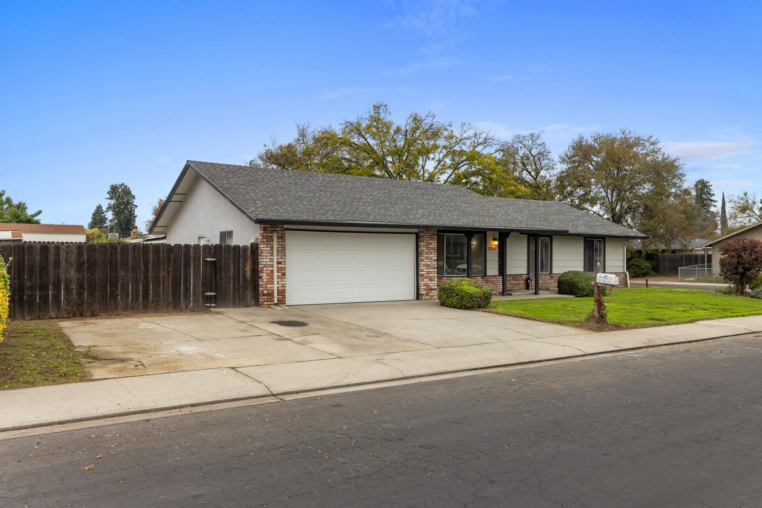 1205 Kara Ln, Modesto, CA 95355