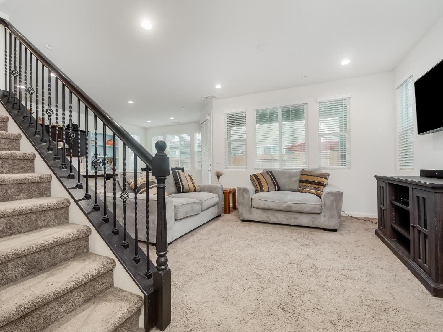 6280 E Valley Edge Dr, Fresno, CA 93727