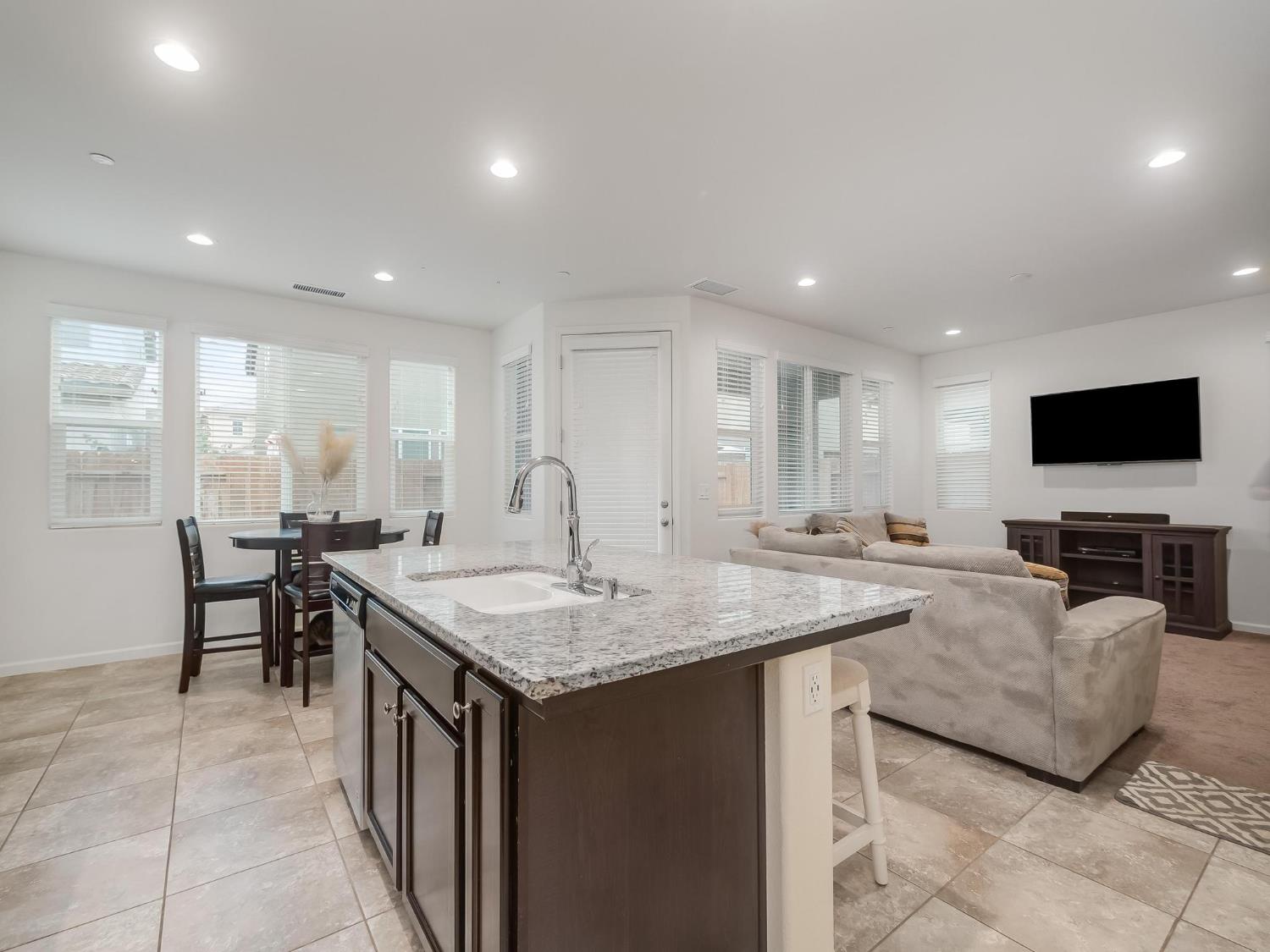 6280 E Valley Edge Dr, Fresno, CA 93727