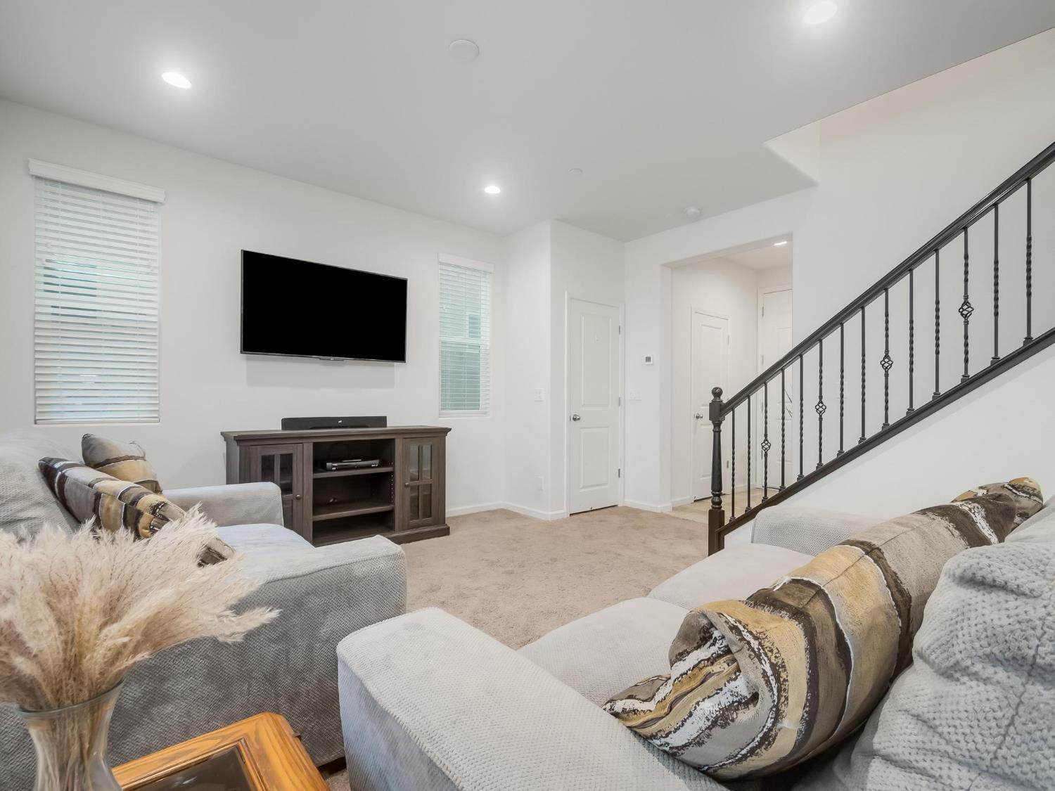 6280 E Valley Edge Dr, Fresno, CA 93727