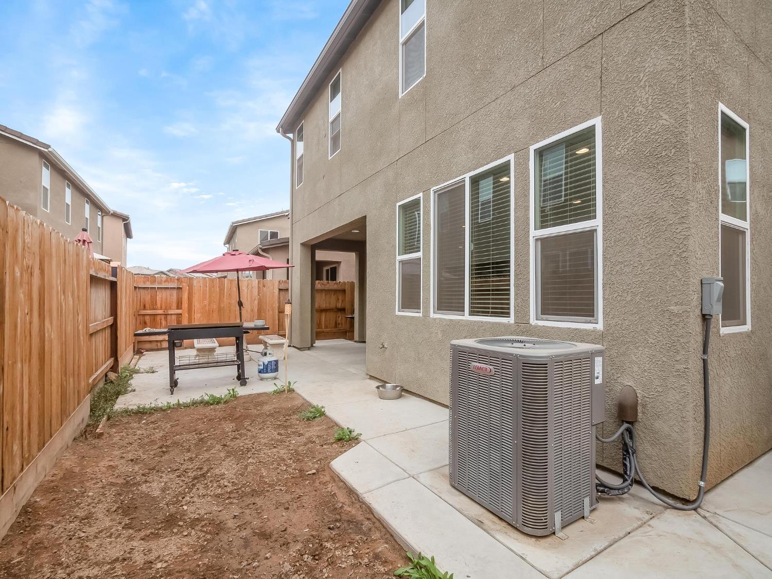 6280 E Valley Edge Dr, Fresno, CA 93727