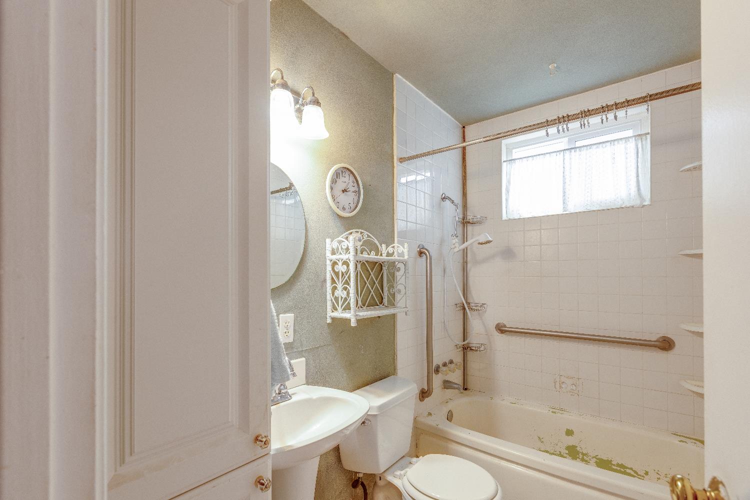 1570 E 26th St, Merced, CA 95340