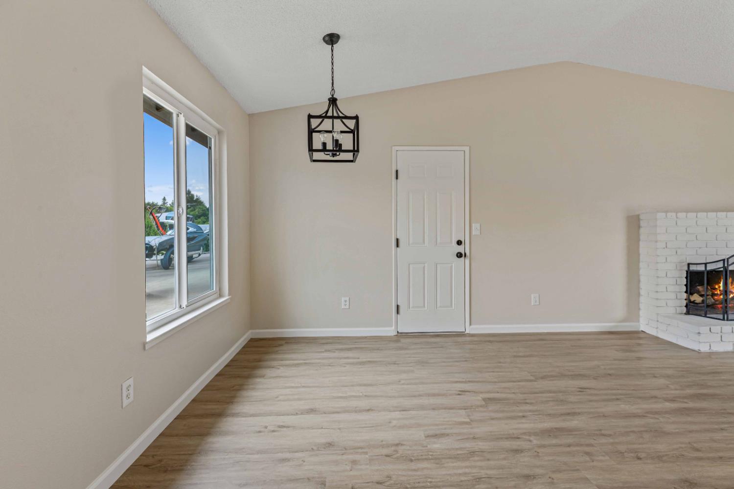 1407 E D St, Oakdale, CA 95361