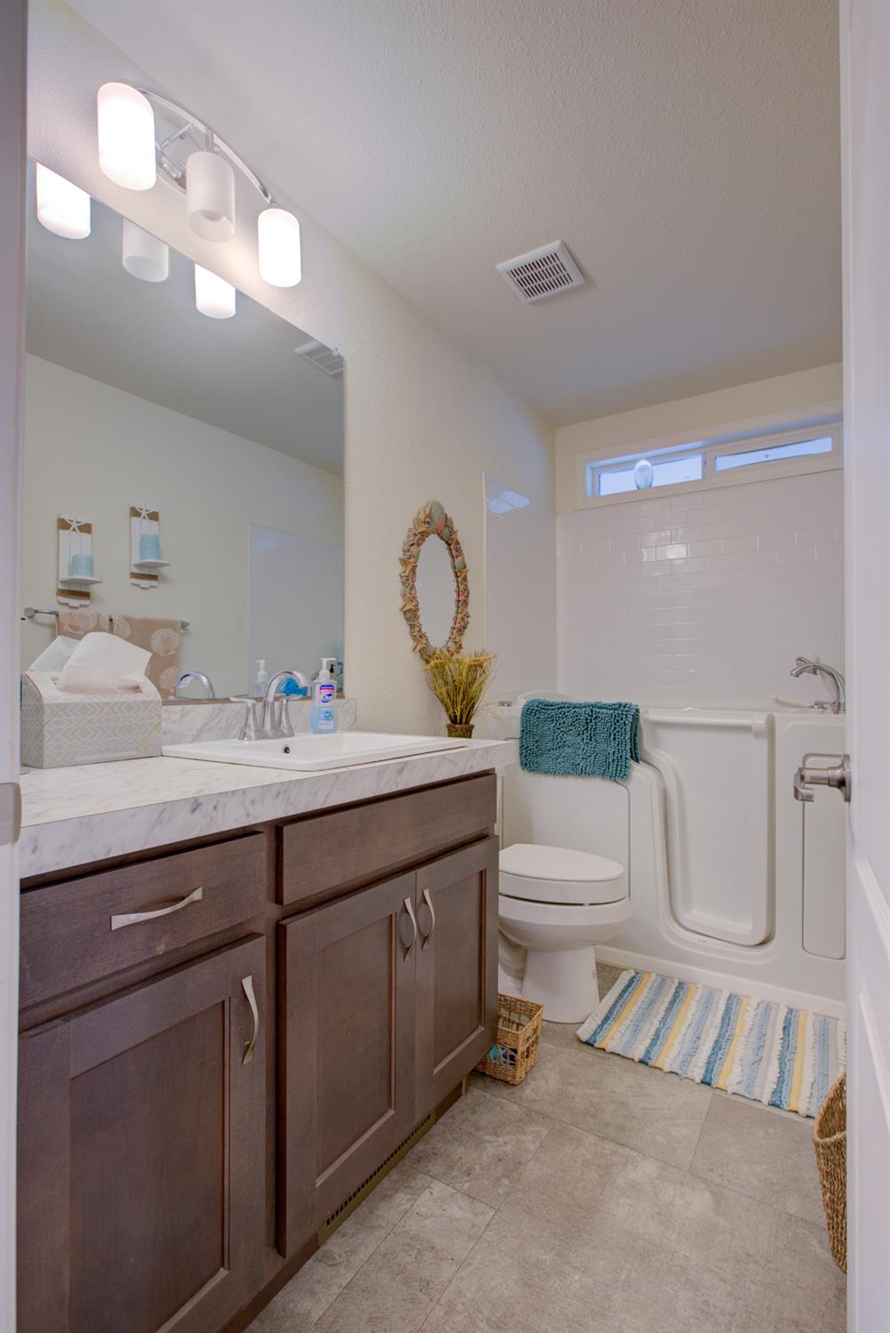 1568 Queen Way, Livingston, CA 95334