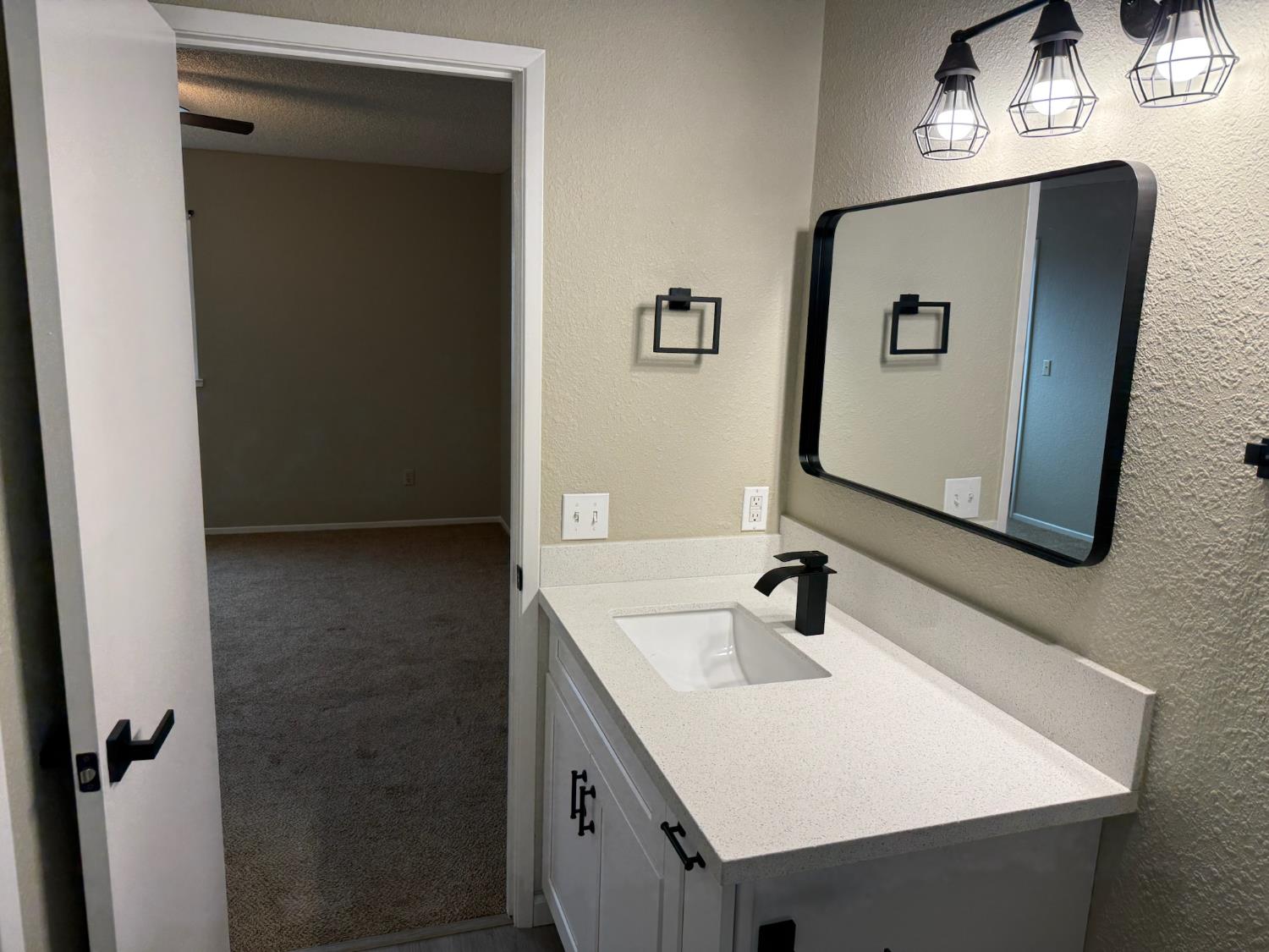 3945 Sparrow Ct, Modesto, CA 95356