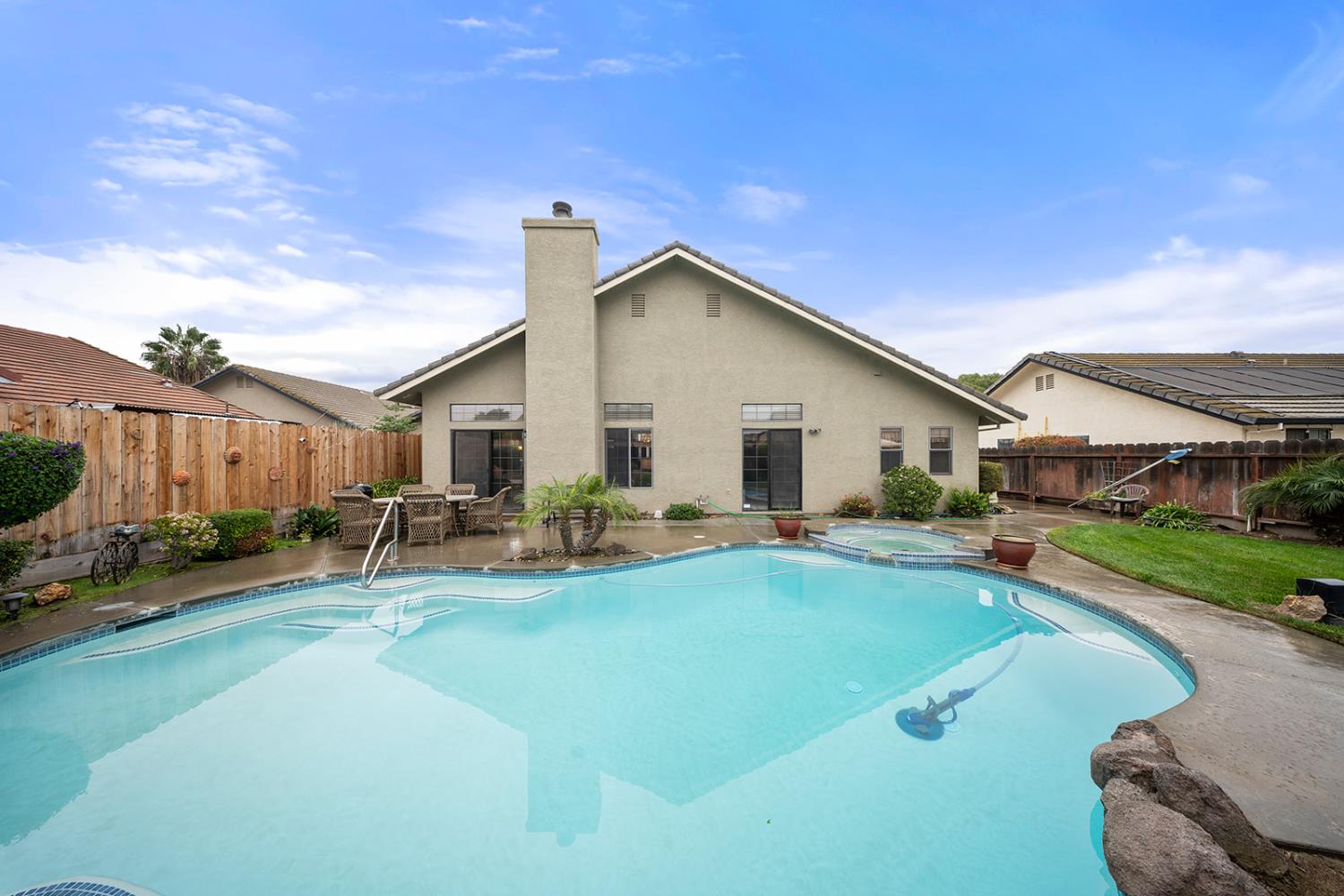 1837 Brookside Dr, Manteca, CA 95336