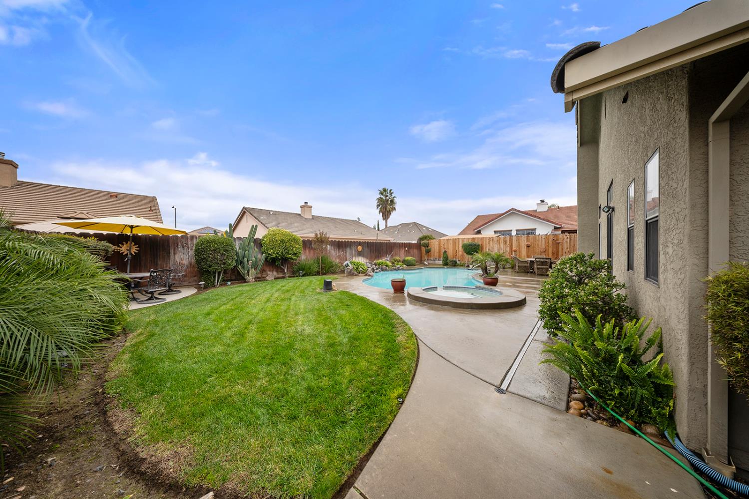 1837 Brookside Dr, Manteca, CA 95336