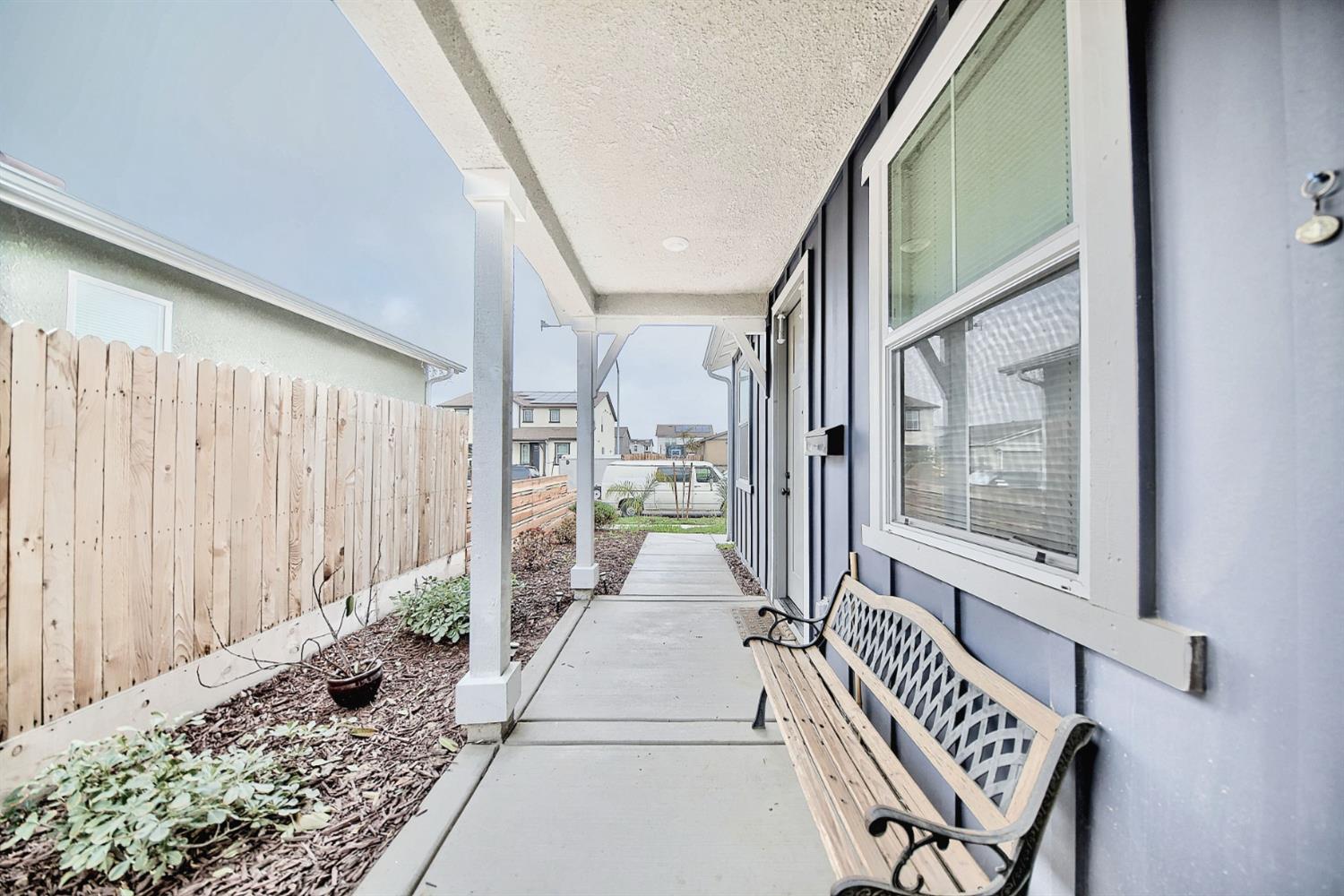 397 Broadstone Ct, Los Banos, CA 93635