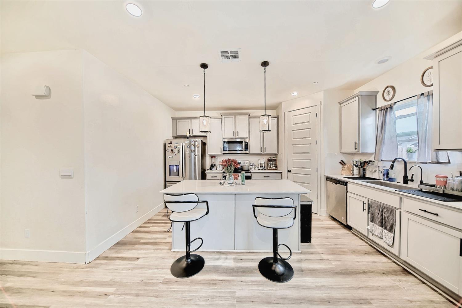 397 Broadstone Ct, Los Banos, CA 93635