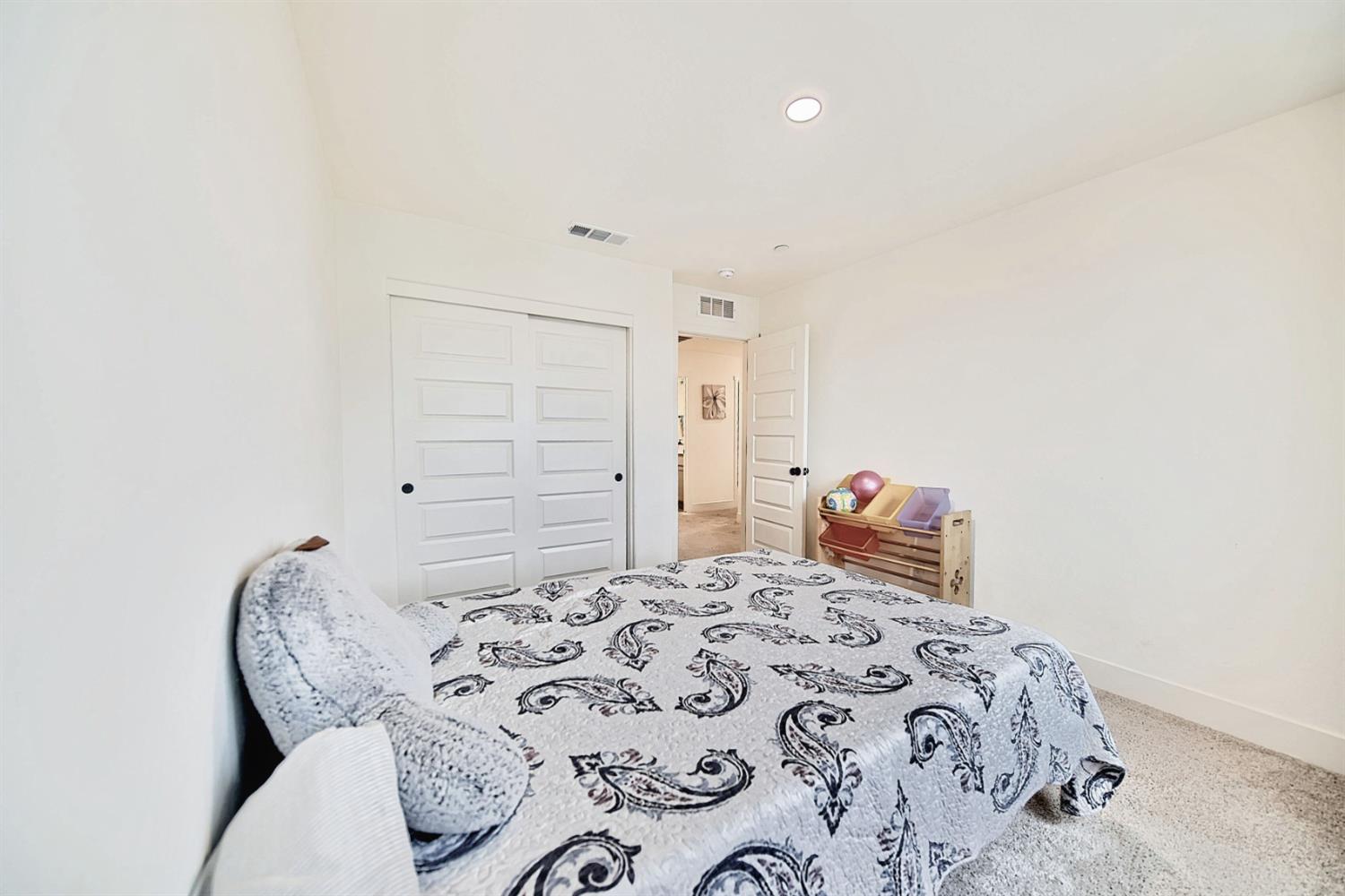 397 Broadstone Ct, Los Banos, CA 93635