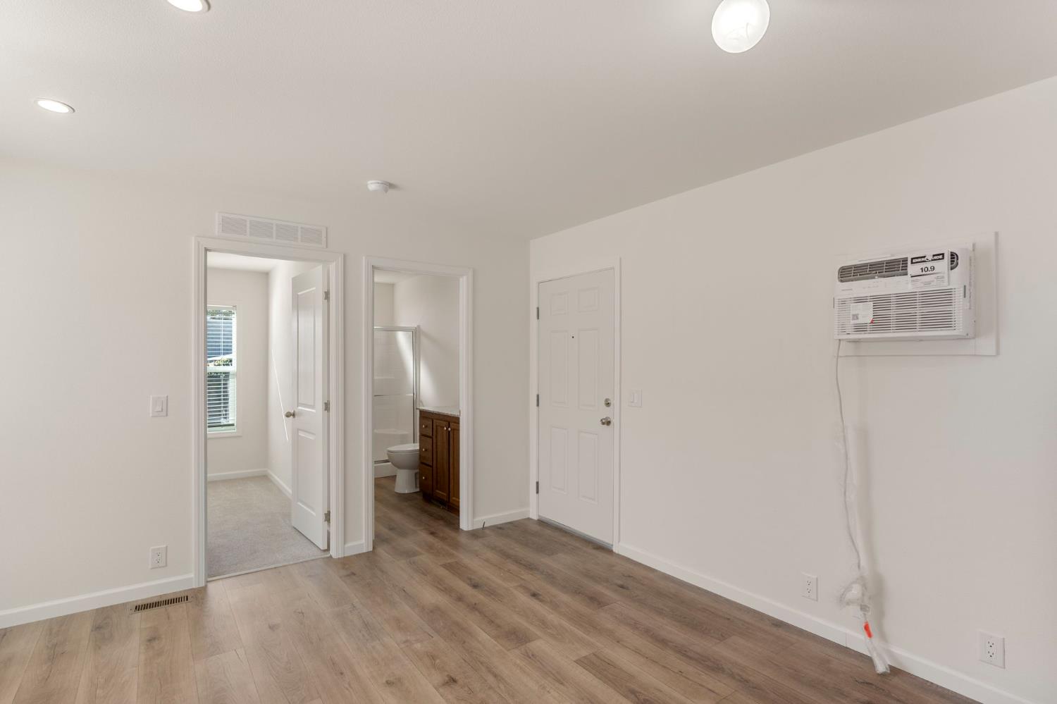 880 E F St #8, Oakdale, CA 95361