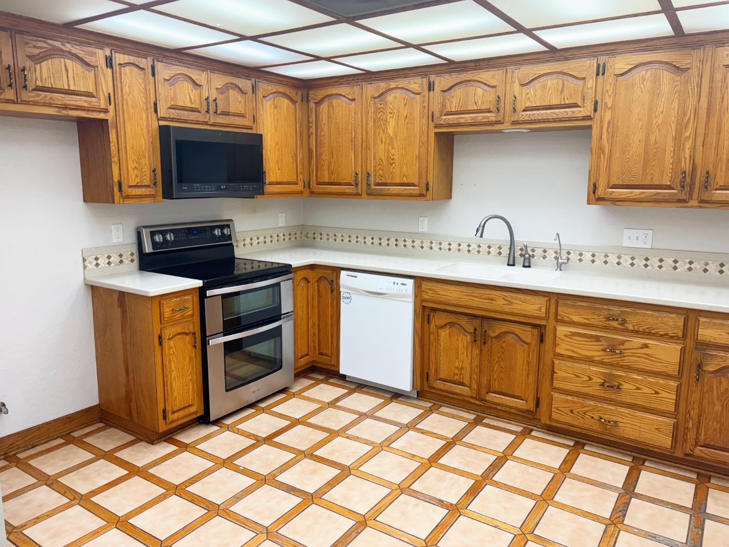 617 Edgebrook Ct, Modesto, CA 95354