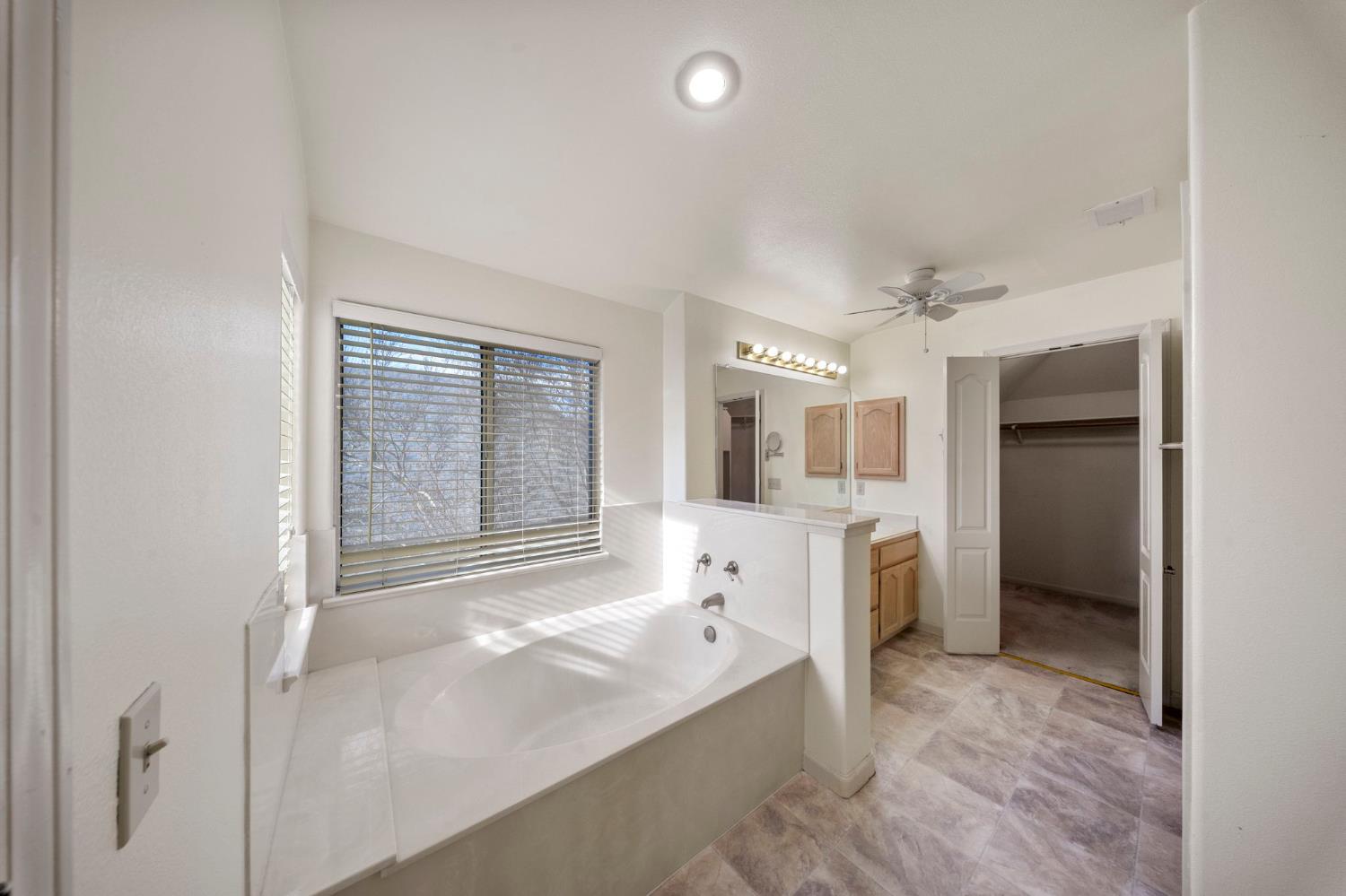 1128 Valencia Ct, Modesto, CA 95350