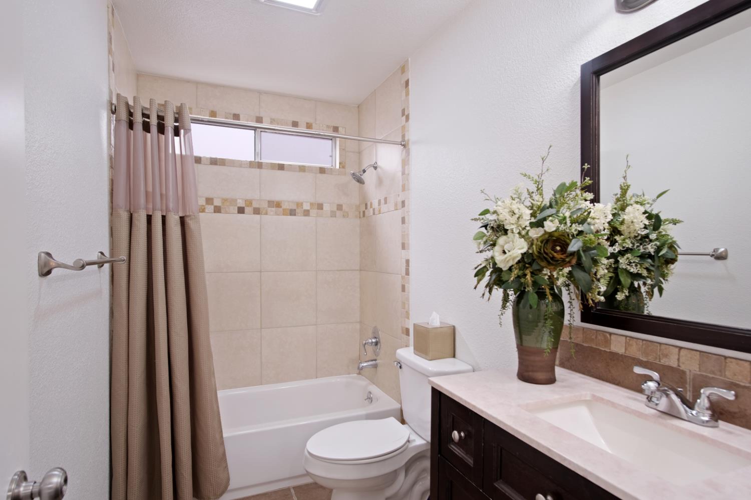 1921 Carleton Dr, Turlock, CA 95382