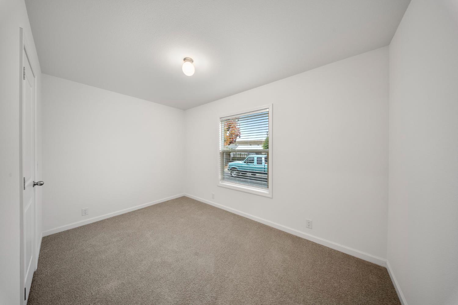 927 E F St #4, Oakdale, CA 95361