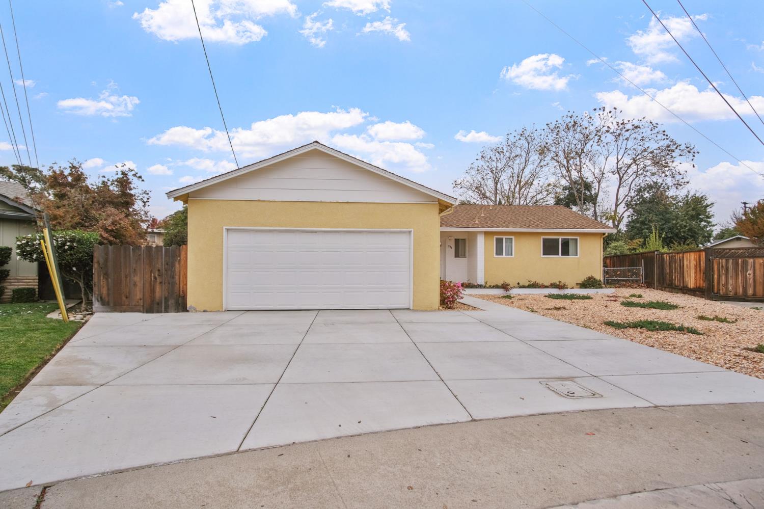 201 Eagle Ct, Modesto, CA 95350