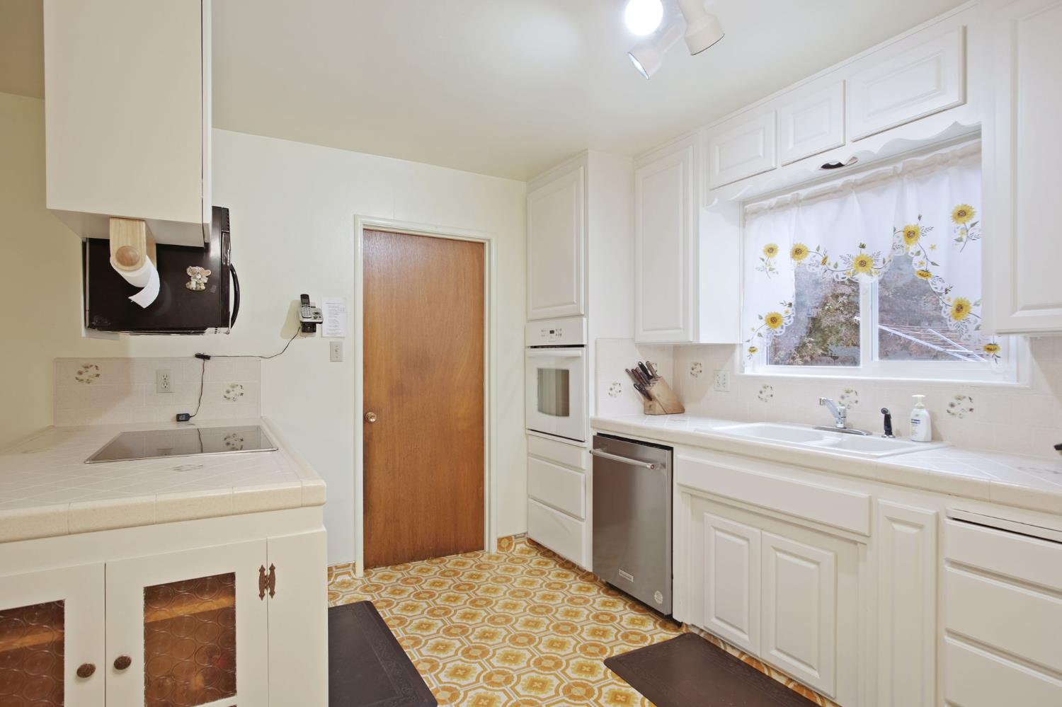 201 Eagle Ct, Modesto, CA 95350